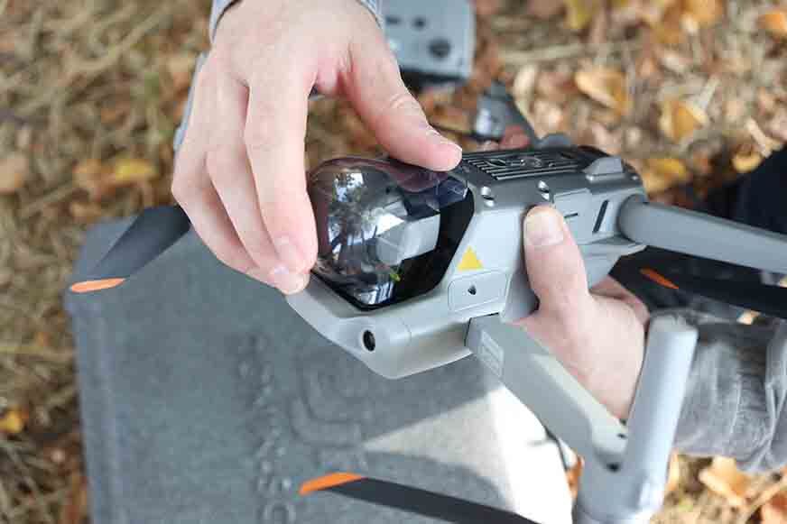 Der Gimalschutz der DJI Air 2S wird heruntergenommen